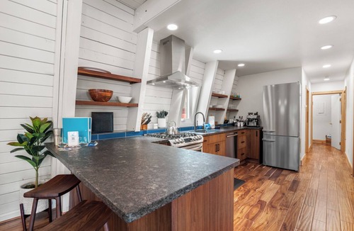 Sunnyside Cabin | Hot tub, 2 living rooms, prime Sunnyside location
