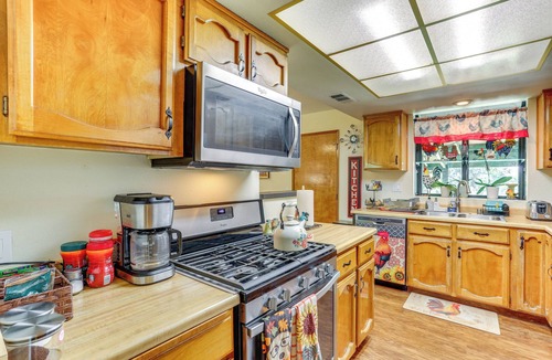 Redding House | Hot Tub, Dog-Friendly Yard! 3-Acre Redding Retreat