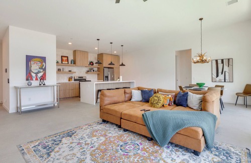 Yucca Valley Cottage | Hot Tub & Views! Contemporary Yucca Valley Retreat