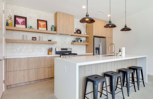 Yucca Valley Cottage | Hot Tub & Views! Contemporary Yucca Valley Retreat