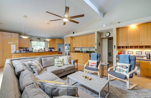 Seaside House | House w/Hot Tub & Deck - Walk to Seaside Beach!