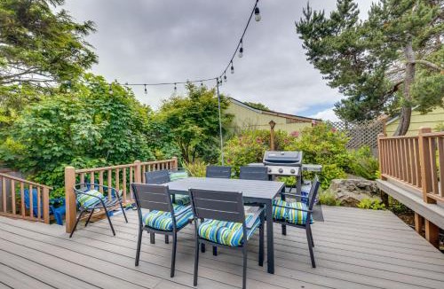 Seaside House | House w/Hot Tub & Deck - Walk to Seaside Beach!