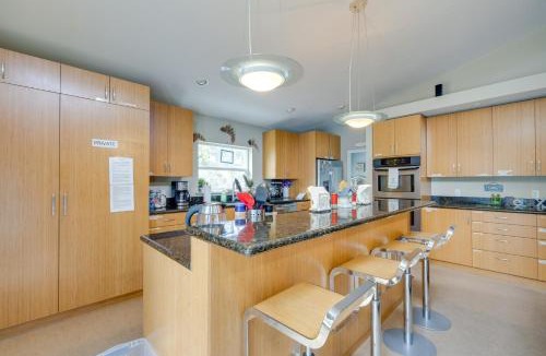Seaside House | House w/Hot Tub & Deck - Walk to Seaside Beach!