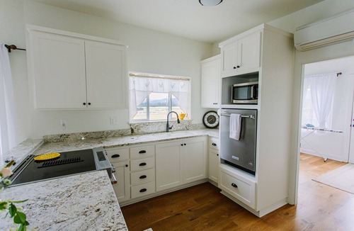 Medford Bed & Breakfast | Hummingbird Estate Wine & Suites