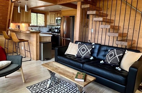 Crest Park Cabin | Iconic modernized A-frame Cabin in Lake Arrowhead/hot tub/dog friendly