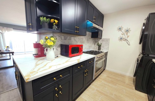 Los Angeles Apartment | Ideally located, easy access, & stunning city views! with king size bed.