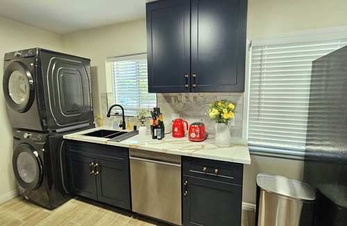 Los Angeles Apartment | Ideally located, easy access, & stunning city views! with king size bed.