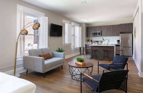 Gaslamp Quarter Hotel | Insta-worthy 2BR Hotel Suite | Heart of Gaslamp