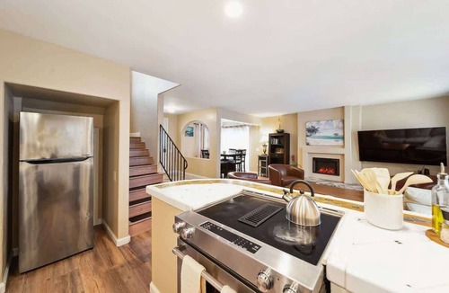 Corona del Mar House | Iris House | Walk to Village & Beach