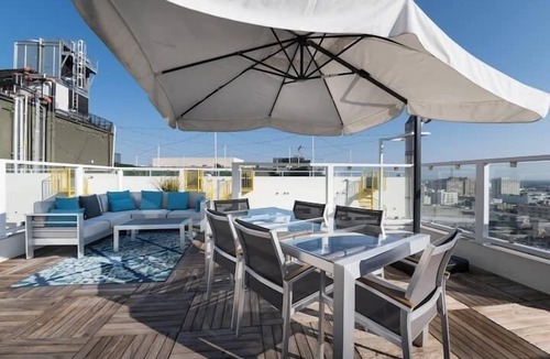 Historic Core Apartment | J-Boho Chic Condo-Free Parking-Rooftop Pool & Spa
