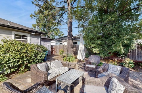 Junior College Neighborhood Association House | James House