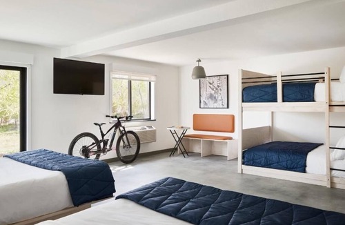 Yucca Valley Hotel | Joshua Tree | King+Queen | Yucca Valley Base, Coffee + Gear Shop