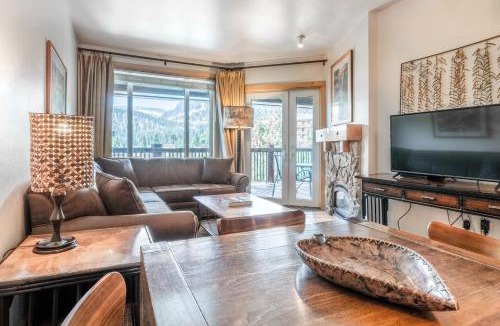 Mammoth Lakes Apartment | Juniper Springs Gem with Panoramic Mountain Views!