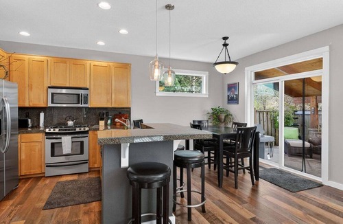 Keizer House | Keizer Retreat Firepit + Near Salem & Wineries