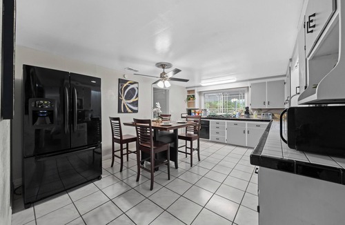 Casa de Oro-Mount Helix House | King Bed, 6 Parking, 6 Beds, Big Yard