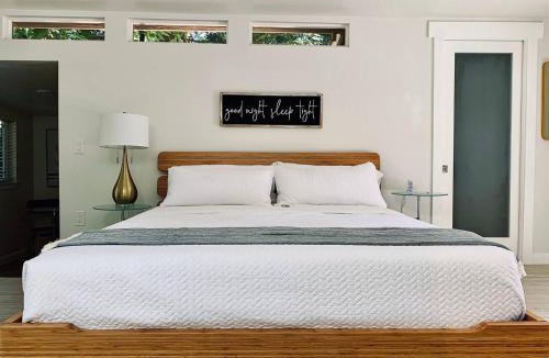 Carmichael House | King Bed-Peaceful Modern Cottage-Garden Setting
