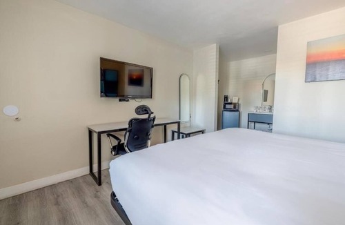 Victorville Hotel | King Room Featuring TV and Contemporary Amenities for Travelers