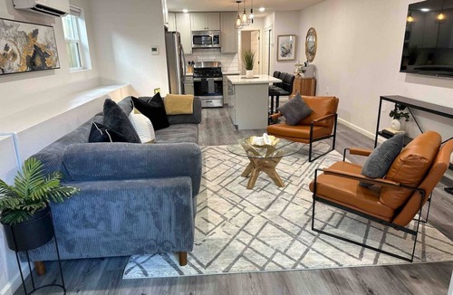 Downtown Sacramento Apartment | King Sized with Modern Design-Walk to Downtown!