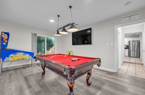 Citrus Heights House | King Suite House guest house, heated pool, spa, pool table, ping pong