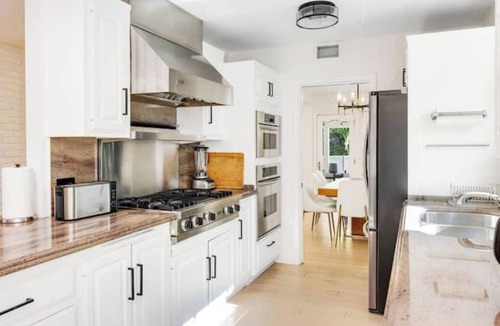 Sherman Oaks House | LA Modern Vacation Retreat New Listing