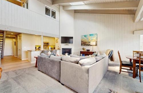 South Lake Tahoe House | Lakeside modern villa with fireplaces resort amenities grill WD & internet
