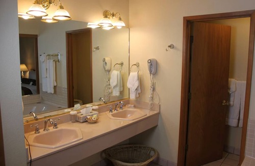 Bass Lake Hotel | Lakeside Suite Steps from Bass Lake & Yosemite National Park w/Pool Access