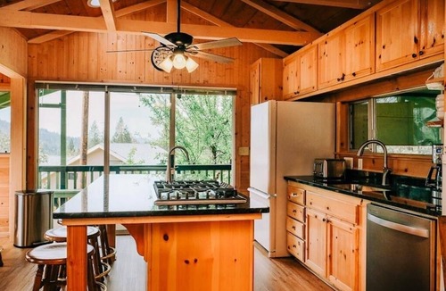 Bass Lake House | Lakeview Cabin with Boat Slip