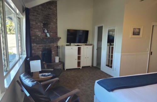 Golden Rectangle Hotel | Lamp Lighter Inn and Sunset Suites