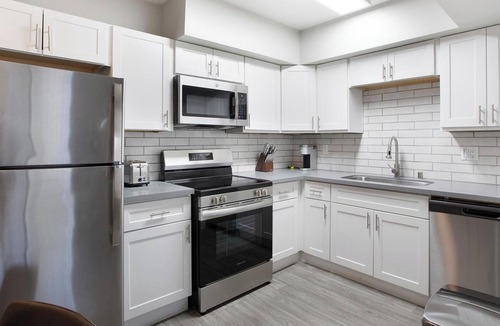 Rancho Oakey Apartment | Landing | Amazing 1BD, Gym
