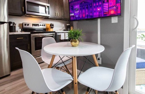 University Heights Apartment | Large-Studio-Balcony-Desk-A/C-Full-Kitchen-Pets