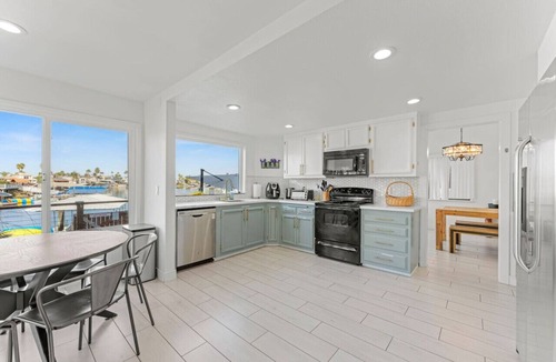 Discovery Bay House | * Large Updated Waterfront Delta Manor Boat Dock *