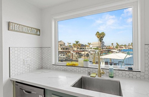 Discovery Bay House | * Large Updated Waterfront Delta Manor Boat Dock *