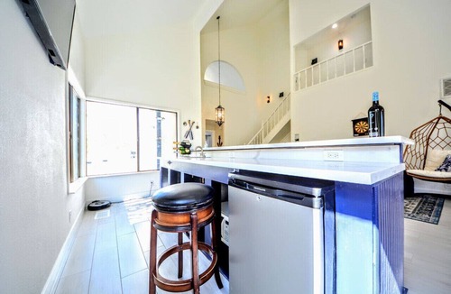 Discovery Bay House | * Large Updated Waterfront Delta Manor Boat Dock *