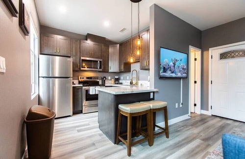 University Heights Apartment | Live Like a Local - Walk 2 Dining, Shops & Park