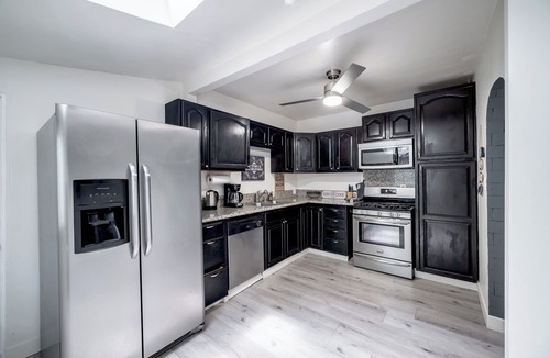 Sherman Oaks House | Location ! Pool ! 3+2 !Remodeled ! Amazing gated yard !