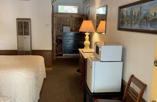 Gasquet Apartment | Lodge & Motel Rooms - Double Bed