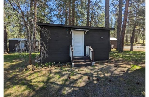Tulelake RV Rental | Lodging 6, Queen, full kitchen with necessities and hot water
