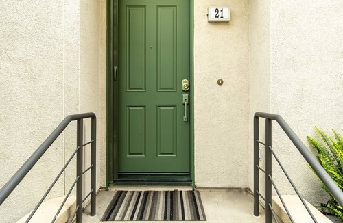 Aliso Viejo Apartment | LOFT21 - PREMIER GUEST ACCOMMODATIONS. JUST BRING YOUR SUITCASE AND A SMILE!