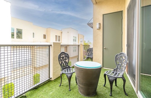 Aliso Viejo Apartment | LOFT21 - PREMIER GUEST ACCOMMODATIONS. JUST BRING YOUR SUITCASE AND A SMILE!