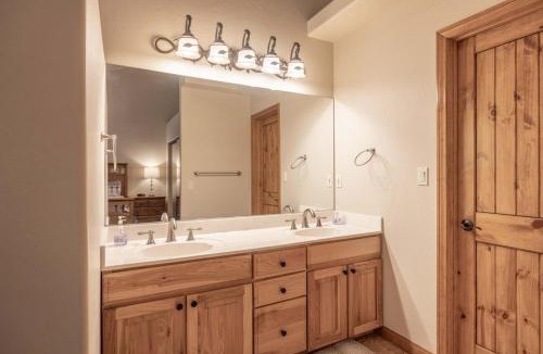 Summit Estates House | Log Haus Log cabin townhouse steps to the lake!