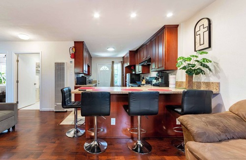 Harbor House | Long Beach 2BR - Near Beach, Driveway Parking