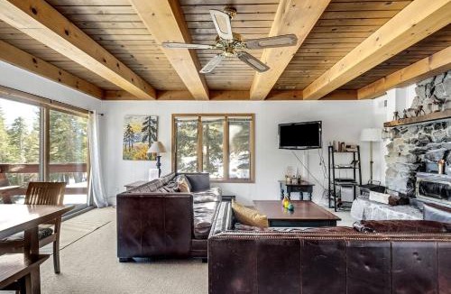 Bear Valley House | Luminous Lake Cabin Perfect for Groups and Outdoor Activities in Bear Valley, California