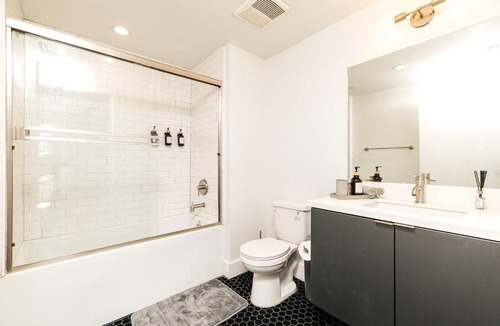 Wilshire Center Apartment | Lux Hotel Style 2 bedroom K Town with parking and GYM