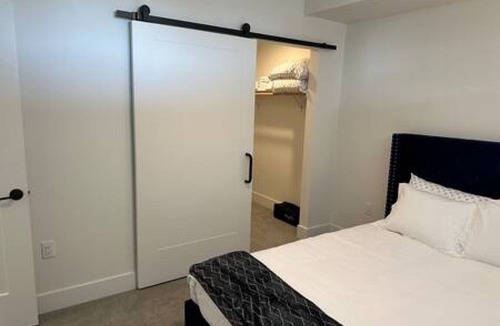 Downtown Long Beach Apartment | LUX Walk Conv Ctr Free Park Wi-Fi EV Hot Tub Gym E
