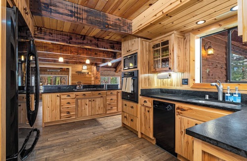 Cold Springs Cabin | Luxe Cozy 3 BDR Cabin w/Jacuzzi near Pinecrest Lake, Dodge Ridge & Cold Springs