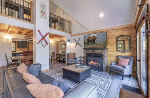 Upper Moonridge Cabin | Luxe Moonridge Log Cabin w/Hot Tub + Games + Fire Pit + AC!