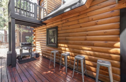 Upper Moonridge Cabin | Luxe Moonridge Log Cabin w/Hot Tub + Games + Fire Pit + AC!
