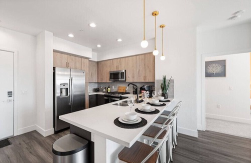 Kearny Mesa Apartment | Luxe Penthouse: King Beds, Pool, Spa, Gym, Parking