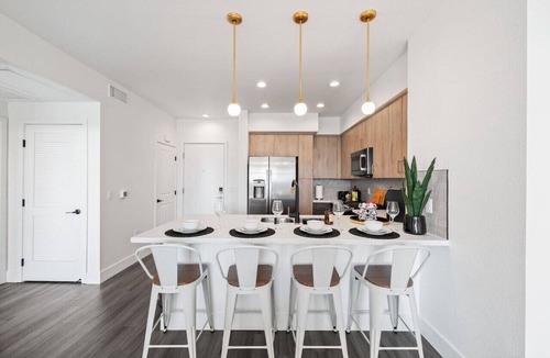 Kearny Mesa Apartment | Luxe Penthouse: King Beds, Pool, Spa, Gym, Parking