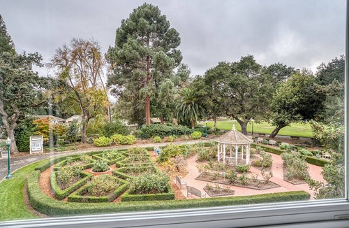Central San Mateo Apartment | Luxe San Mateo Studio w/Pool & W/D, nr 20+ restaurants, by Blueground